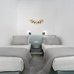 Oliva Santorini * Kamári