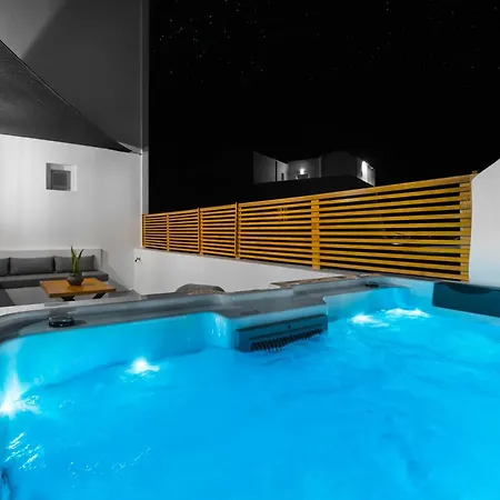 Oliva Santorini Kamári